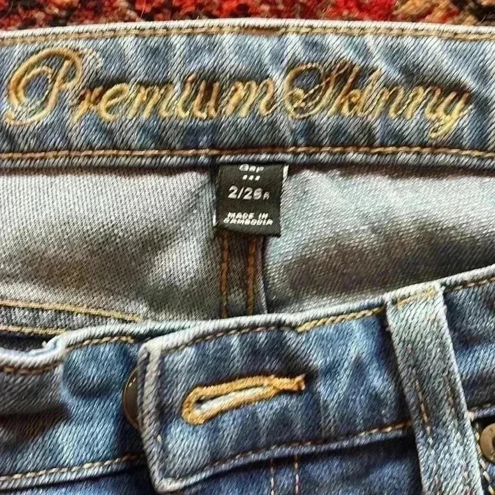 Gap jeans size 2 skinny jeans. - Picture 2 of 3